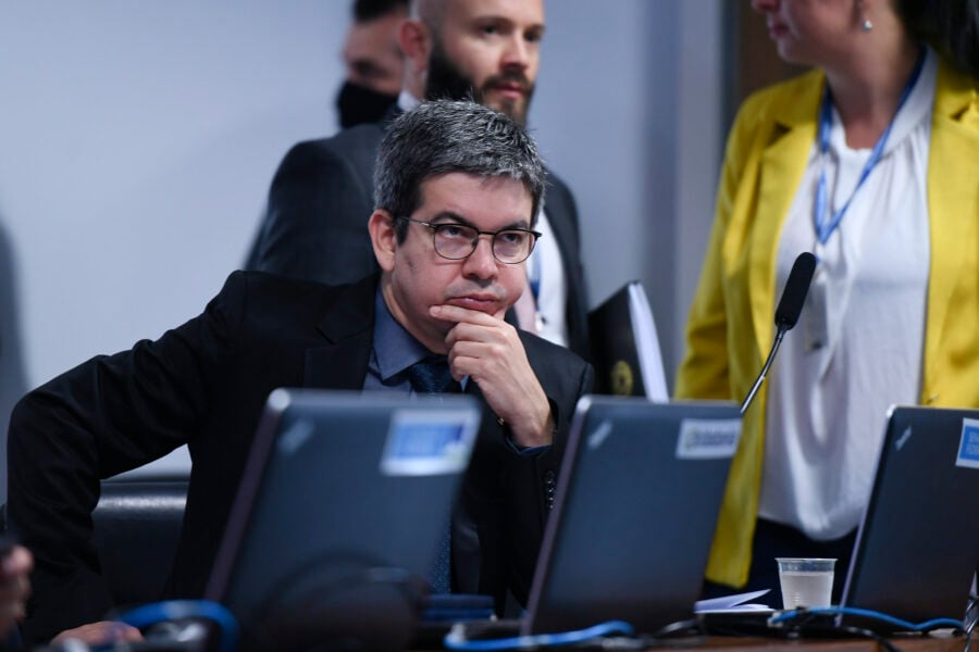 O senador tem manifestado, publicamente, divergências em relação a ações tomadas sob a alçada do ministério comandado por Marina. Foto: Edilson Rodrigues/Agência Senado