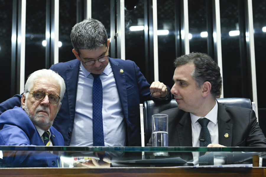 Plenário do Senado Federal durante sessão deliberativa ordinária.

Na ordem do dia, o Projeto de Resolução do Senado n° 11, de 2023, que propõe a criação de uma Frente Parlamentar de Relacionamento com o Brics, bloco formado por Brasil, Rússia, Índia, China e África do Sul.

Mesa:  
senador Jaques Wagner (PT-BA); senador Randolfe Rodrigues (Rede-AP);
presidente do Senado Federal, senador Rodrigo Pacheco (PSD-MG).

Foto: Jefferson Rudy/Agência Senado