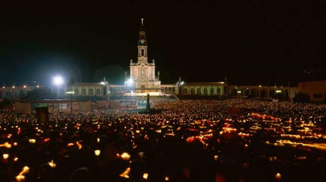 Visão noturna de celebração religiosa no Santuário de Fátima, em Portugal