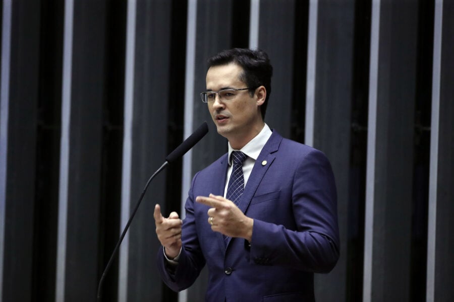 Deltan Dallagnol em discurso na tribuna: decisão do TSE cassa o mandato do deputado, mas ele ainda pode recorrer ao STF. Foto: Bruno Spada/Câmara dos Deputados