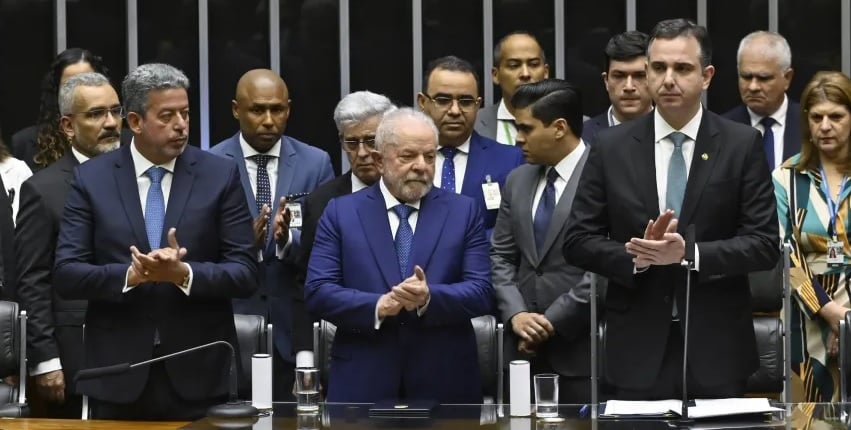 Lula entre Arthur Lira e Rodrigo Pacheco durante sua posse como presidente em janeiro. Foto: Leopoldo Silva/Ag. Senado