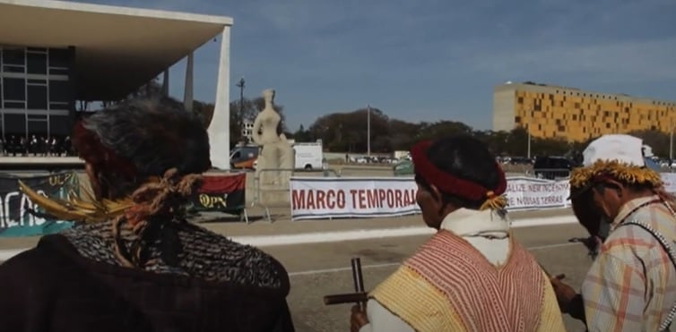 Indígenas fazem vigília em frente ao Supremo Tribunal Federal por causa do julgamento do marco temporal. Foto: Reprodução/Donos da Terra