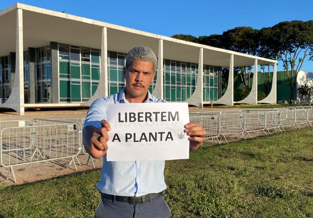 O colunista Michel Platini em frente ao Supremo Tribunal Federal. Foto: Arquivo pessoal