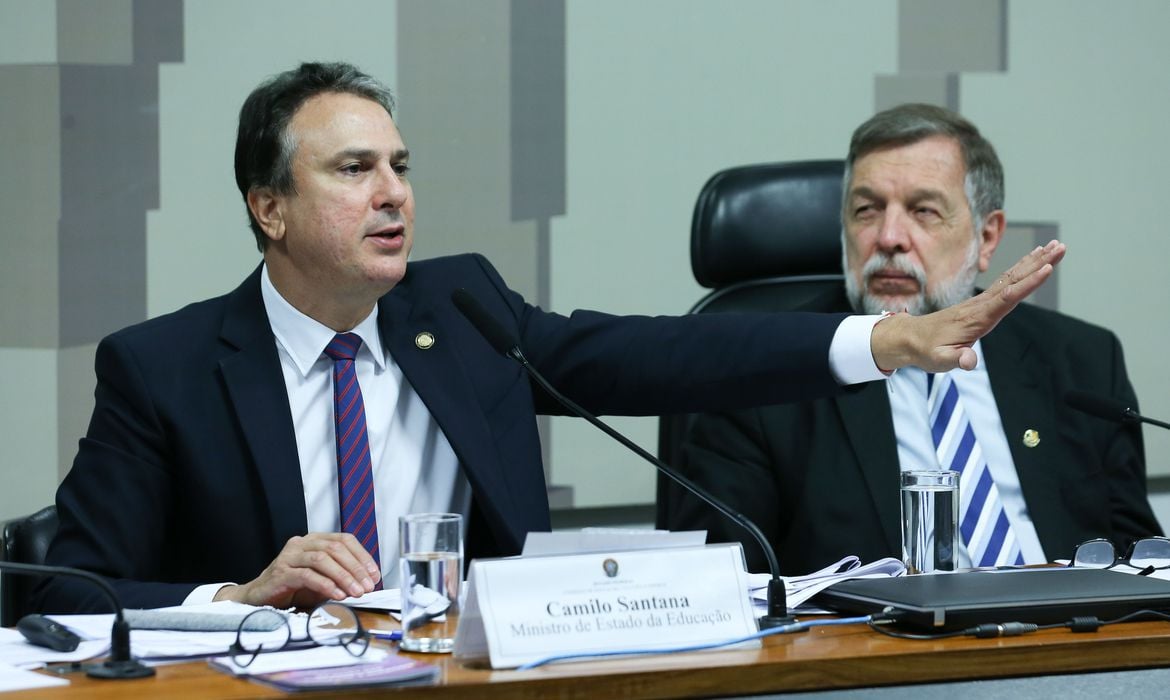 O ministro da Educação, Camilo Santana, na Comissão de Educação, Cultura e Esporte. Ao lado, o senador Flávio Arns (PSB-PR), presidente da comissão. Foto: Lula Marques/ Agência Brasil