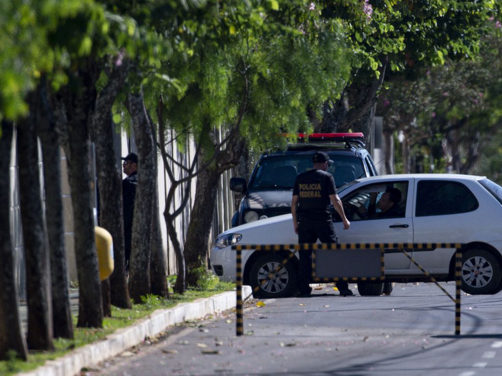 Veículo da Polícia Federal em frente à casa de Jair Bolsonaro, em Brasília. O ex-presidente foi alvo de busca e apreensão na manhã desta quarta-feira (3). Foto: Marcelo Camargo/Agência Brasil