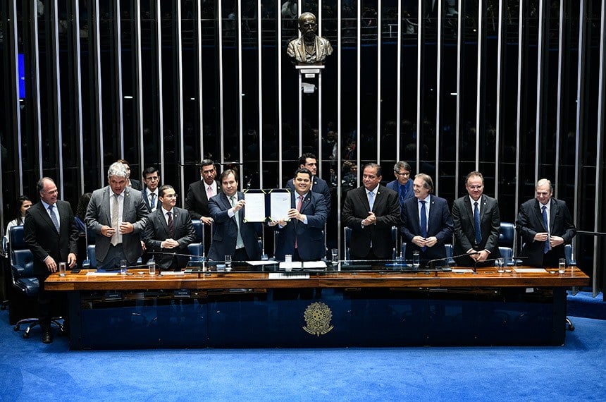 Rodrigo Maia e Davi Alcolumbre, então presidentes da Câmara e do Senado, comemoram a promulgação da reforma da Previdência em 2019. Foto: Pedro França/Ag. Senado