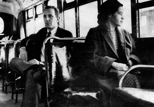 Rosa Parks, a ativista afro-americana que fez história ao sentar em um ônibus nos Estados Unidos - espaço reservado exclusivamente para brancos até então. Foto: Reprodução