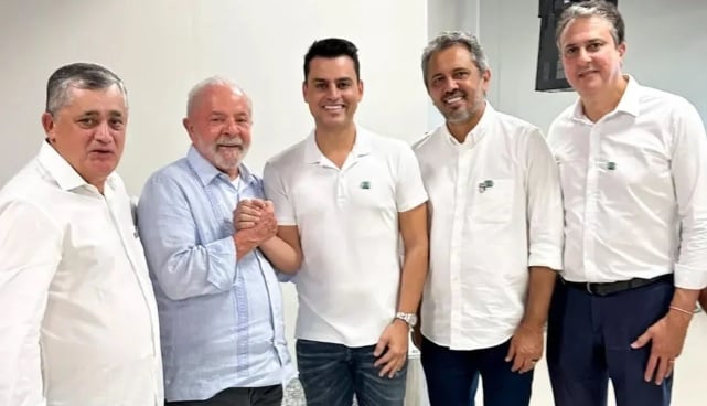 A imagem da discórdia. Da esquerda para a direita: José Guimarães, Lula, Yury do Paredão, Elmano Freitas e Camilo Santana. Foto: Reprodução