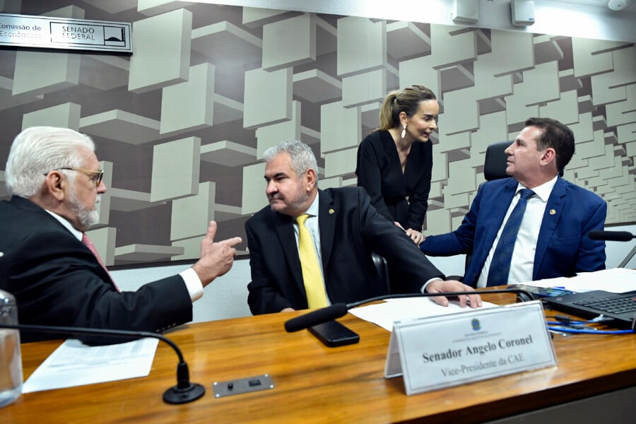 Comissão de Assuntos Econômicos (CAE) realiza reunião com 17 itens. Entre eles, o PL 2.519/2019, que prevê uso do fundo de segurança pública na proteção de fronteiras.

Mesa:
vice-presidente da CAE, senador Angelo Coronel (PSD-BA);
presidente da CAE, senador Vanderlan Cardoso (PSD-GO);
senador Jaques Wagner (PT-BA);
senadora Daniella Ribeiro (PSD-PB). Audiência do arcabouço foi aprovado na comissão.

Foto: Geraldo Magela/Agência Senado