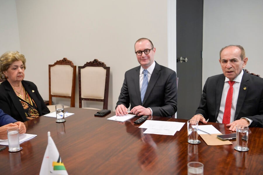 Reunião da bancada do MDB com o advogado Cristiano Zanin, indicado do presidente Lula ao cargo de ministro do Supremo Tribunal Federal (STF) na vaga aberta com a aposentadoria de Ricardo Lewandowski. 

Participantes da reunião: 
senador Marcelo Castro (MDB-PI); 
senadora Ivete da Silveira (MDB-SC). 
Foto: Jonas Pereira/Agência Senado