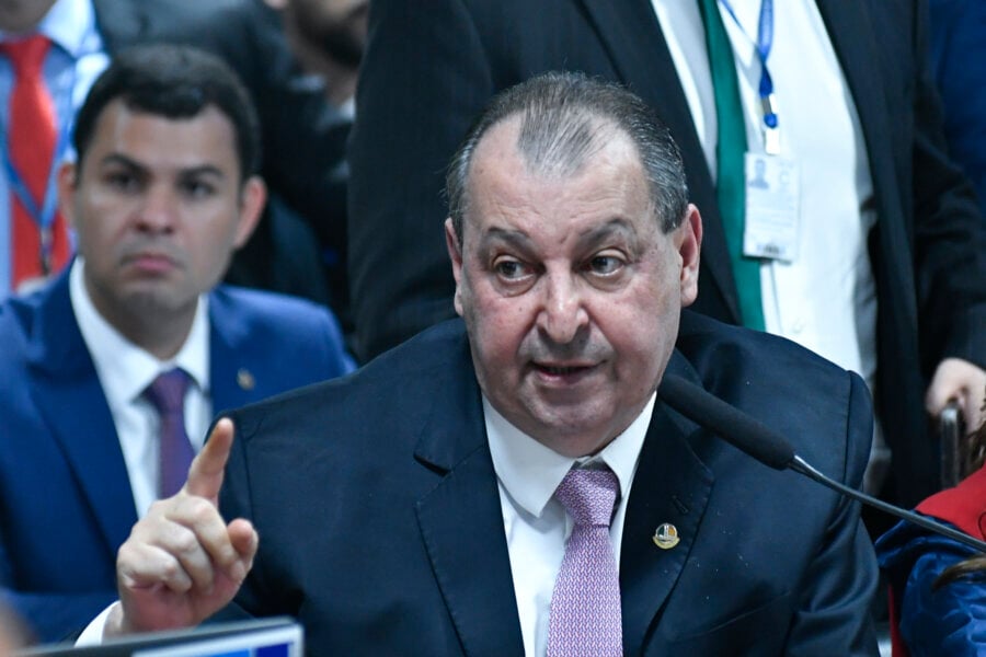 Comissão de Assuntos Econômicos (CAE) realiza reunião. O senador Omar Aziz (PSD-AM), relator do arcabouço fiscal, manteve as travas ao piso da enfermagem. 
Foto: Geraldo Magela/Agência Senado