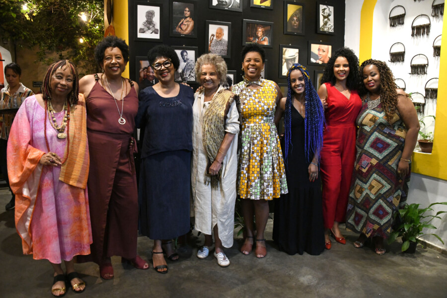 Autoras do Livro Olhares Negros, prefaciado por Angela Davis e Patrícia Sellers, em seu lançamento no Dida's bar. Da esquerda pra direita: Helena Theodoro, Wânia Sant'anna, Dulce Pereira, Vanda Machado, Roberta Eugênio, Iara Brandão, Mariana Maiara e Kelly Tiburcio.