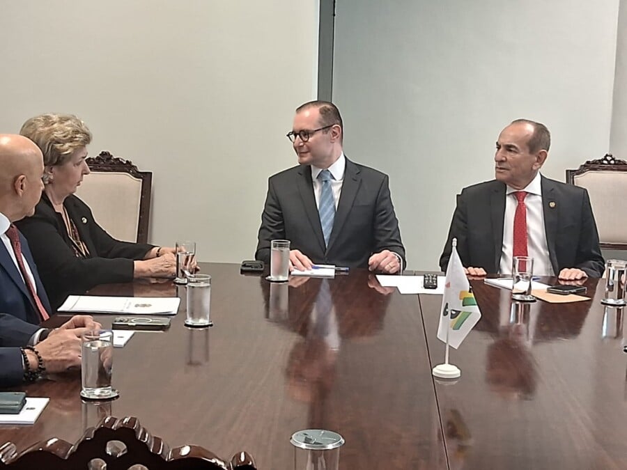 10 senadores do MDB receberam Zanin no escritório da liderança no Senado. Foto: Congresso em Foco