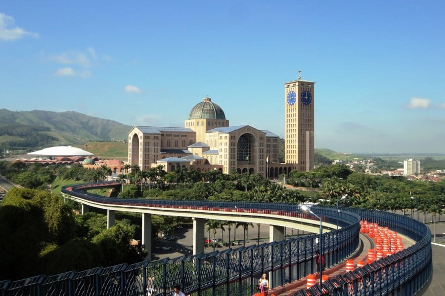 A Basílica de Nossa Senhora Aparecida, em Aparecida (SP). Foto: HVL (via Wikimedia Commons)