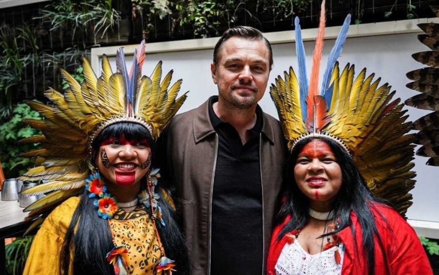 Leonardo Di Caprio entre Célia Xakriabá e Sonia Guajajara durante encontro em Cannes, na França, maio. Foto: Leo Otero