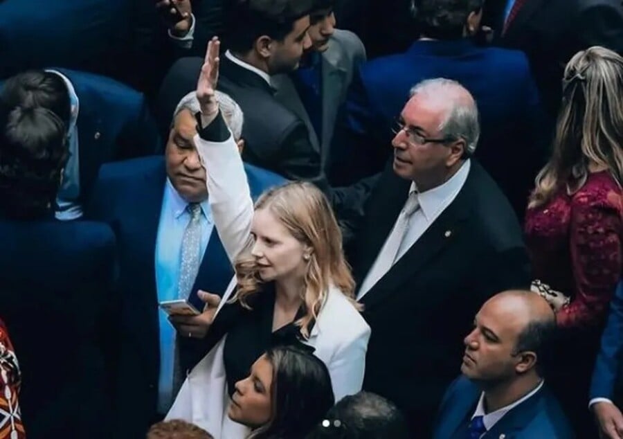 Dani Cunha durante cerimônia de posse na Câmara, à frente de seu pai, o ex-deputado cassado Eduardo Cunha. Foto: Reprodução