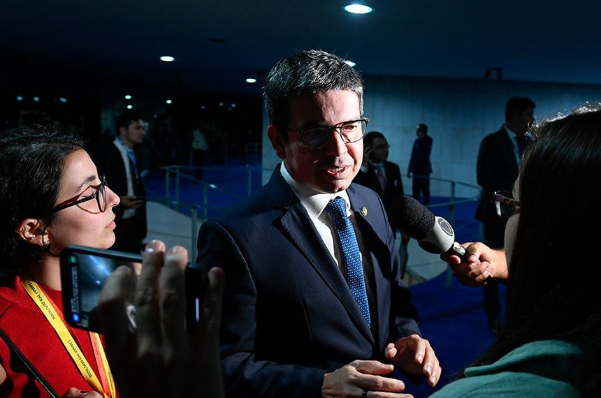 Randolfe Rodrigues, líder do governo no Congresso, estima votação do arcabouço em 16 de junho. Foto: Marcos Oliveira/Agência Senado