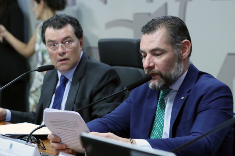 O deputado Marangoni (União Brasil - SP), relator da MP do Minha Casa Minha Vida. Ao fundo, o presidente da comissão, senador Eduardo Braga (MDB-AM). Bruno Spada/Câmara dos Deputados