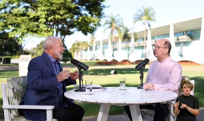 Entrevista foi concedida por Lula a Marcos Uchôa nos jardins do Palácio da Alvorada. Foto: Reprodução/Youtube