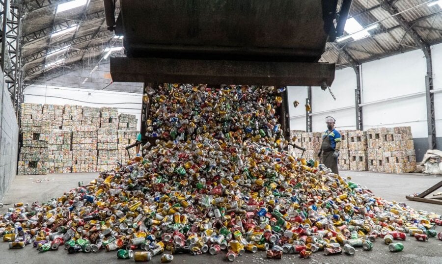 O Brasil recicla acima de 95% de suas latas de alumínio há mais de 15 anos, tendo atingido o índice histórico e inédito de 100% em 2022. Foto: Recicla Latas