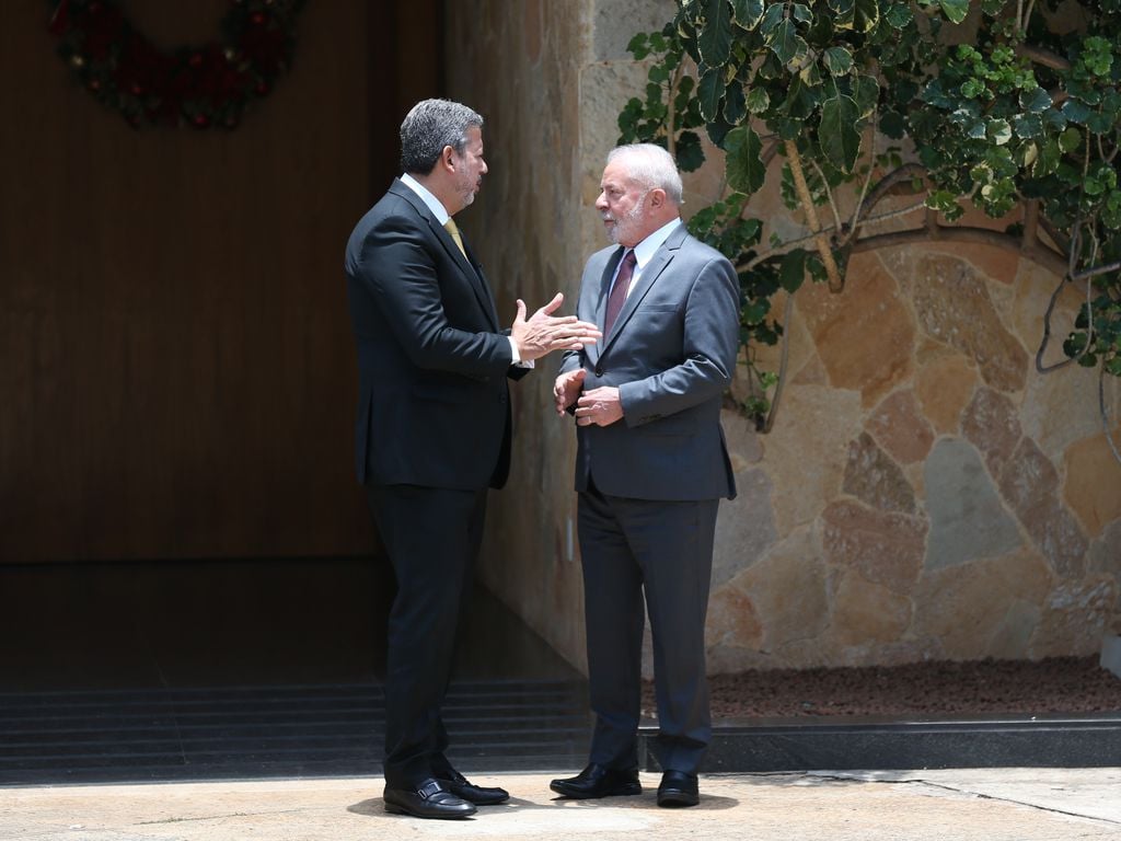 Arthur Lira com Luiz Inácio Lula da Silva: presidente da República entregou peças, mas não o jogo. Foto: José Cruz/Agência Brasil