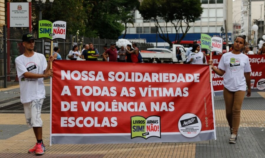 Professores de São Paulo protestam contra a violência nas escolas em frente à Secretaria de Educação, na Praça da República, após o ataque na escola Thomazia Montoro.  Foto: Fernando Frazão/Agência Brasil