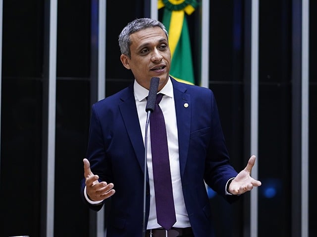 Em publicação no Twitter, deputado sugere fazer uma live encenando a execução de um ministro do STF ao tema de Bastardos Inglórios.  Foto: Agência Câmara