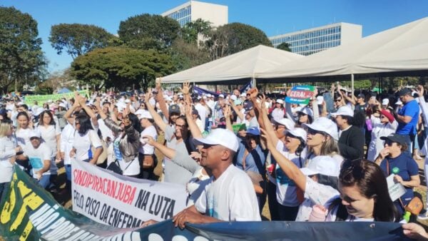 Ato da Enfermagem em defesa do Piso, durante o julgamento do STF, na quinta (28). Foto: COFEN