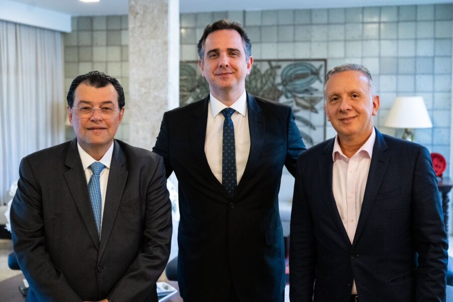 Rodrigo Pacheco se reúne com o relatores da reforma tributária da Câmara dos Deputados e do Senado, deputado Aguinaldo Ribeiro (dir.) e senador Eduardo Braga (esq.). Foto: Divulgação