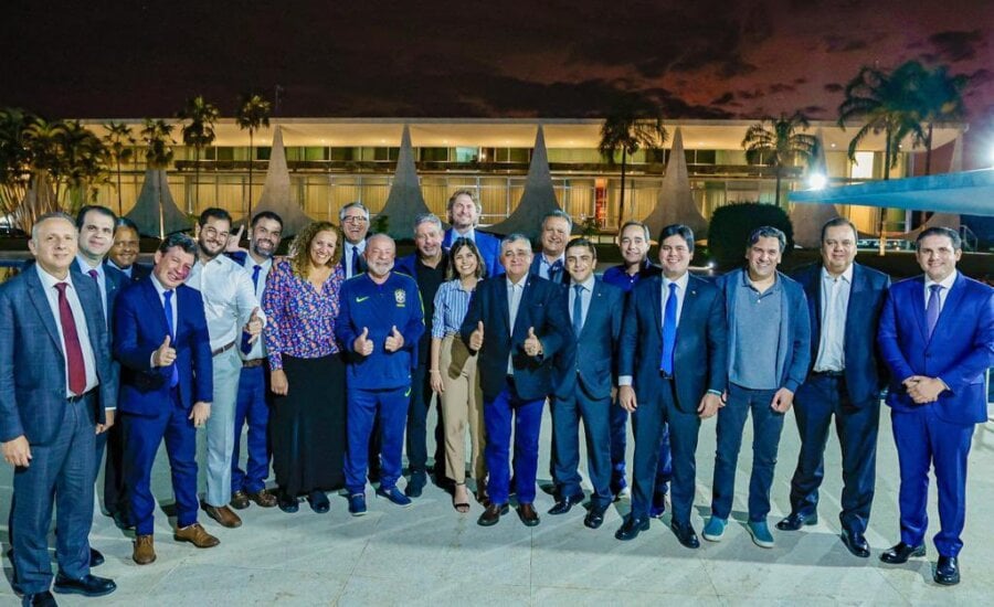 Foto publicada por Lula no Twitter: ao lado do presidente está Arthur Lira, sorrindo. Foto: Claudio Kbene/Reprodução/Twitter (@LulaOficial)