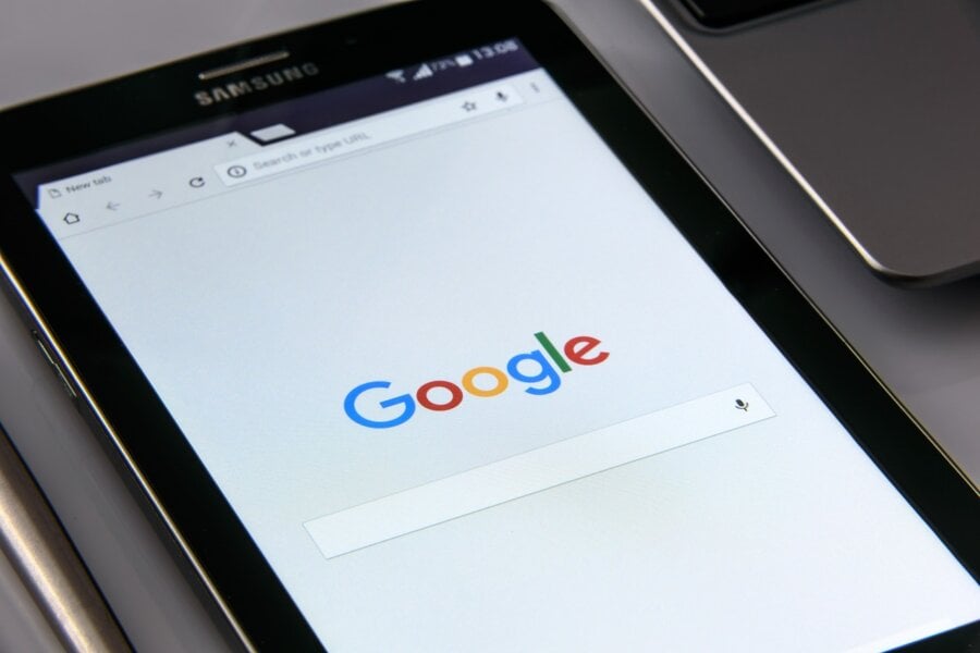 Celular aberto com a homepage do Google. Foto: Pixabay