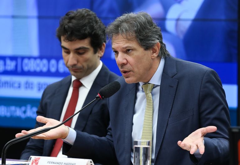 Semana está recheada de pautas de interesse do Ministério da Economia. Entre os itens a serem votados, está a indicação de Gabriel Galípolo, à esquerda do ministro Fernando Haddad, para o Banco Central. Foto Lula Marques/ Agência Brasil.