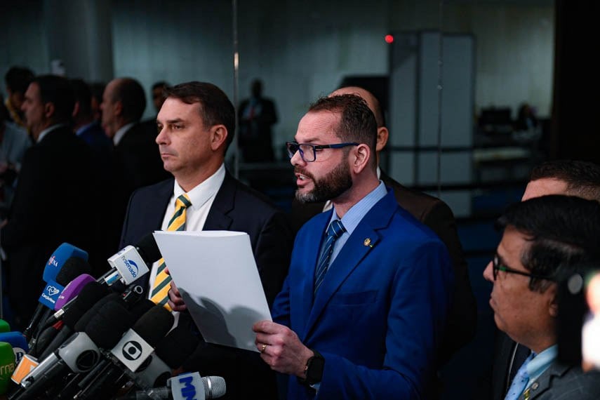 Jorge Seif lê pedido de impeachment entregue ao Senado ao lado de Flávio Bolsonaro. Foto: Roque de Sá/Agência Senado
