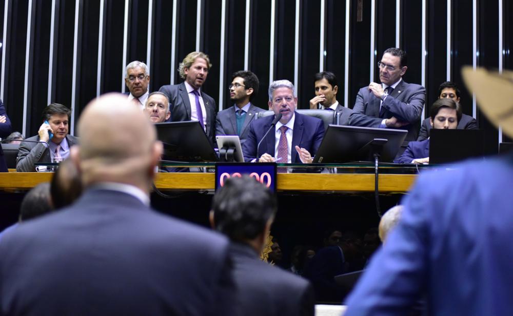 Após pressão da oposição, Arthur Lira acatou o pedido para pautar a urgência do projeto do novo ensino médio, contrariando o governo. Foto: Zeca Ribeiro/Câmara dos Deputados
