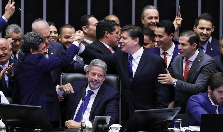 Lira e deputados comemoram a aprovação da reforma tributária. Foto: Lula Marques/Agência Brasil