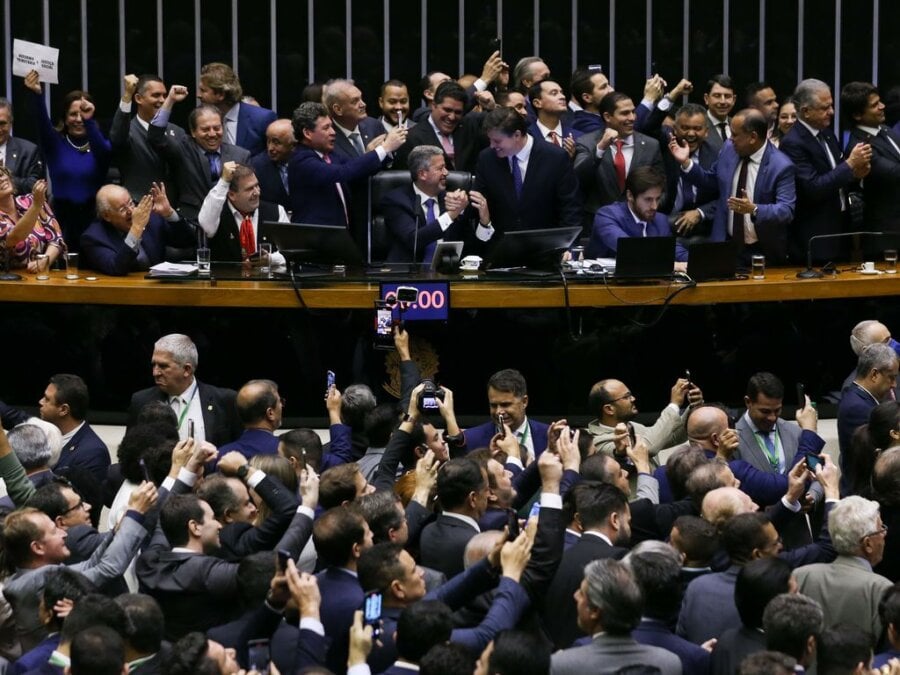 Deputados comemoram aprovação da reforma tributária. Foto Lula Marques/ Agência Brasil