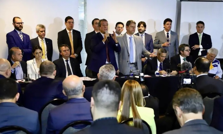 Tarcísio de Freitas foi vaiado por deputados do PL e interrompido por Bolsonaro em reunião na qual defendeu apoio à reforma tributária. Foto: Divulgação/PL