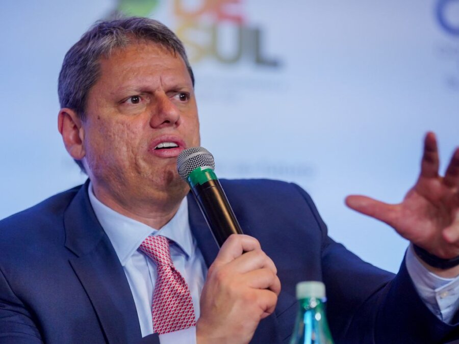 O governador de São Paulo, Tarcísio Freitas, durante entrevista coletiva, após reunião com parlamentares para tratar da reforma tributária, no B Hotel em Brasília . Foto: Rafa Neddermeyer/Agência Brasil