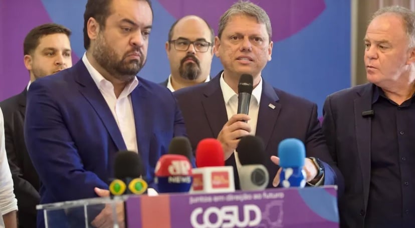 Tarcísio de Freitas, ao centro, com Cláudio Castro, à esquerda, e Renato Casagrande, à direita. Governadores estarão em peso em Brasília nesta terça-feira. Foto: Thiago Bernardes/Governo de SP