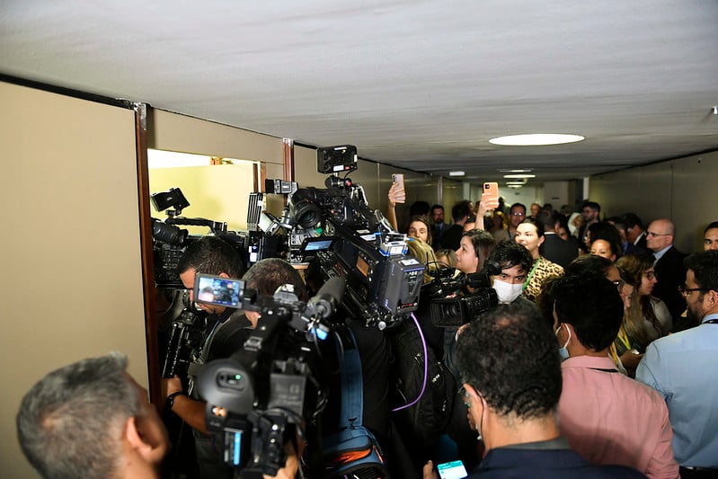 Jornalistas que cobrem o Congresso se amontoam em busca da notícia. Foto: Roque de Sá/Ag. Senado