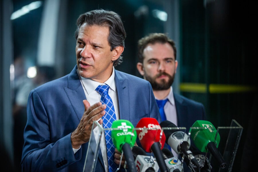 O ministro da Fazenda, Fernando Haddad, em entrevista a jornalistas após o anúncio do Copom. Foto: Diogo Zacarias/Ministério da Fazenda