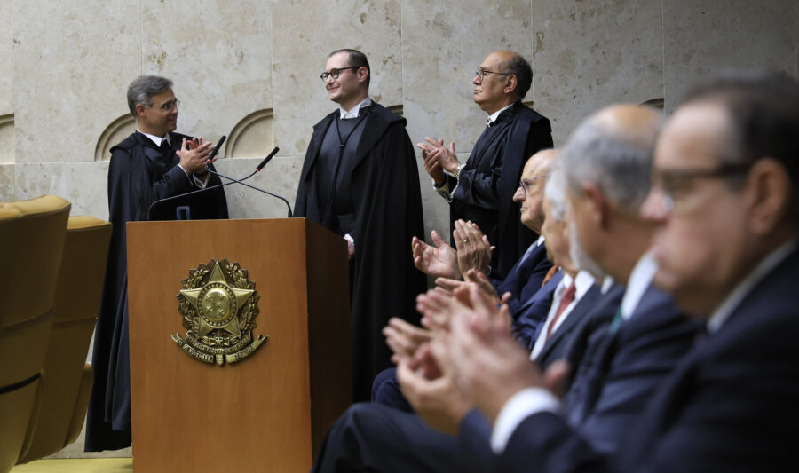 Cerimônia de posse do ministro Cristiano Zanin no STF. Ao lado, os ministros André Mendonça (esq.) e GIlmar Mendes (dir.). Foto: Fellipe Sampaio/SCO/STF.