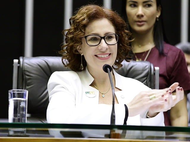 STF mantém multa de R$ 30 mil aplicada pelo TSE a Carla Zambelli por desinformação e fake news sobre as urnas durante as eleições de 2022.
Alvo do Inquérito 4781 (Fake News). Ré por porte de arma e constrangimento ilegal com emprego de arma de fogo. Investigada por supostamente ter contratado um hacker para violar o sistema do Judiciário e descredibilizar o processo eleitoral