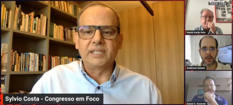 O fundador do Congresso em Foco, Sylvio Costa, em debate organizado pelo programa Faixa Livre. Na coluna à direita, os analistas Daniel Aarão Reis, Anderson Gomes e Daniel Kosinski. Imagem: Reprodução (YouTube)