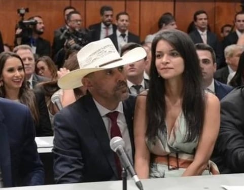 Deputado tomou posse com a esposa no colo em 2019. Foto: Reprodução