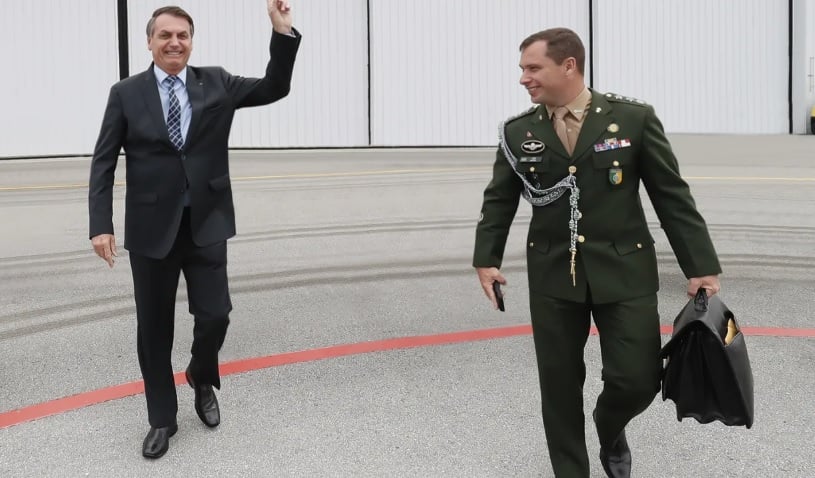 Bolsonaro e o seu ajudante de ordens, o tenente-coronel Mauro Cid, preso pela venda ilegal de joias. Foto: Presidência da República