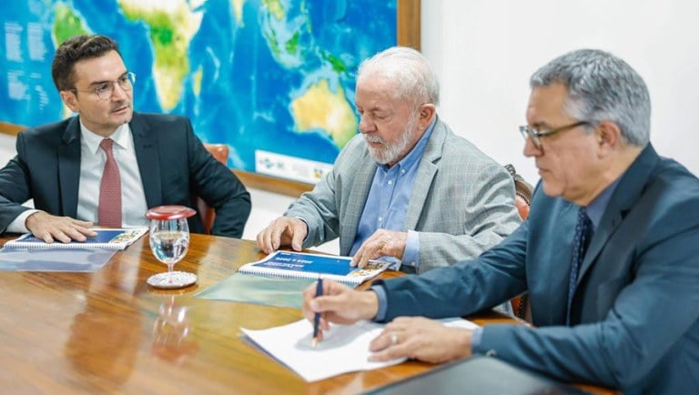 Lula com os ministros Celso Sabino, à esquerda, e Alexandre Padilha. Foto: Secom/PR