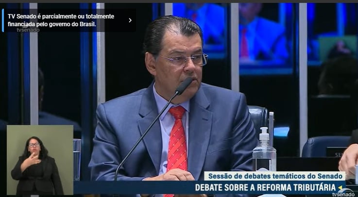 O relator da reforma, Eduardo Braga, fez o primeiro pronunciamento da sessão. Foto: Reprodução/Youtube