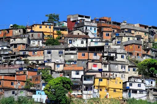 No Brasil, de acordo com
dados da Fundação João Pinheiro, há cerca de 25 milhões de moradias
consideradas inadequadas para se viver. Foto: Unplash