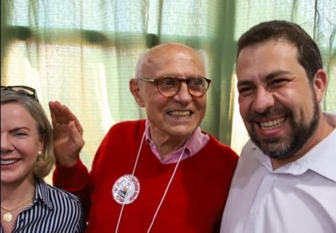 Guilherme Boulos comemora apoio do PT ao lado do deputado estadual e ex-senador Eduardo Suplicy e da presidente do partido, deputada Gleisi Hoffmann. Foto: Twitter